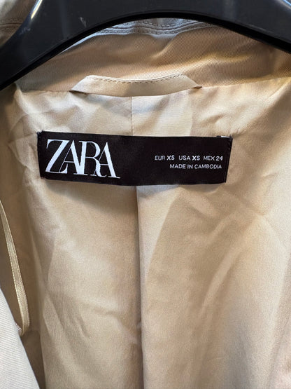 ZARA. Gabardina larga cinturón