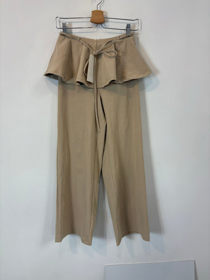 ZARA. Pantalón beige detalle volante