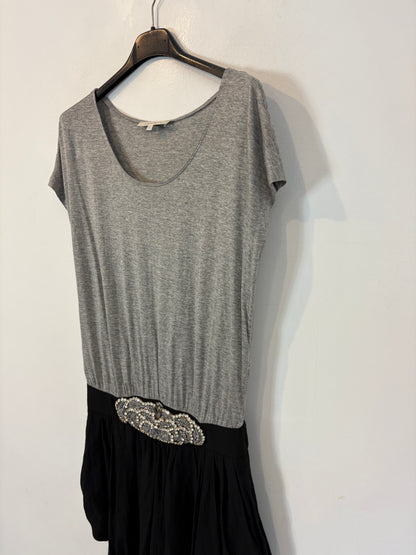 SANDRO. Vestido doble textura detalle joya