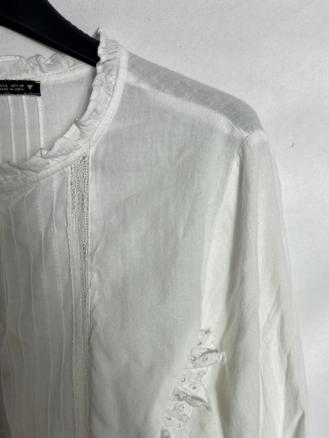 ZARA. Blusa blanca detalles. T L (M)