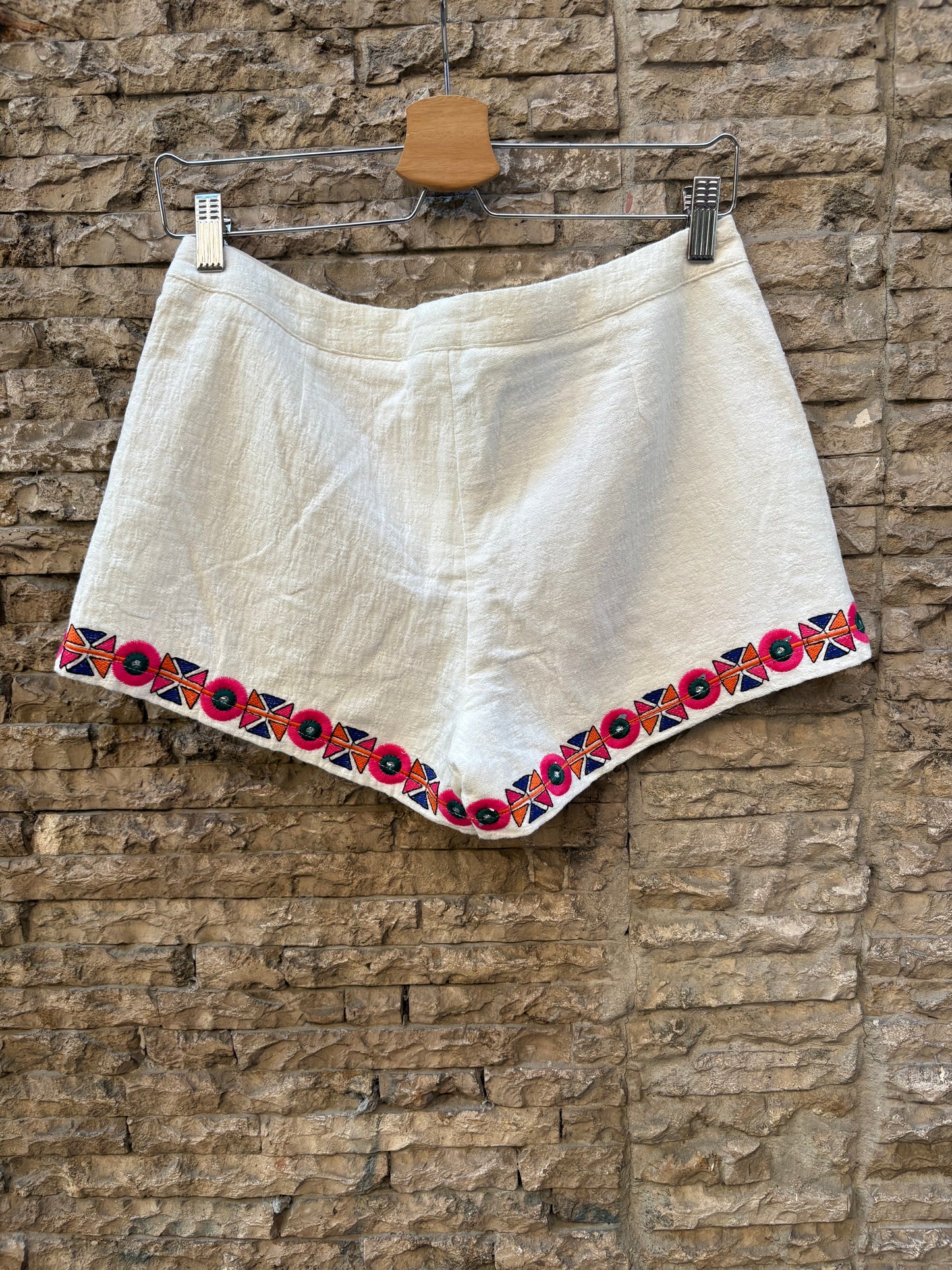 Pantalón corto blanco bordados