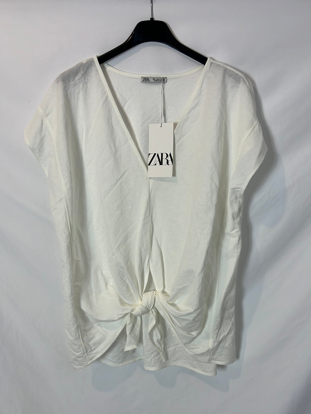 ZARA. Off-white knotted top. TS
