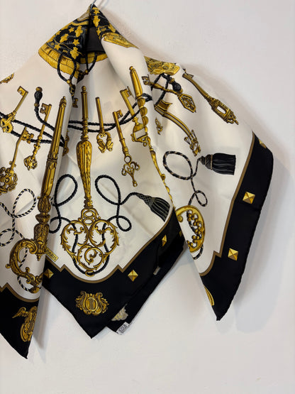 HERMÉS. Pañuelo seda estampado