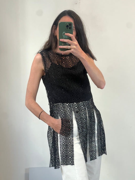 ZARA. Top negro troquelado aberturas