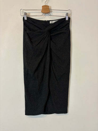 ZARA. Falda midi gris nudo