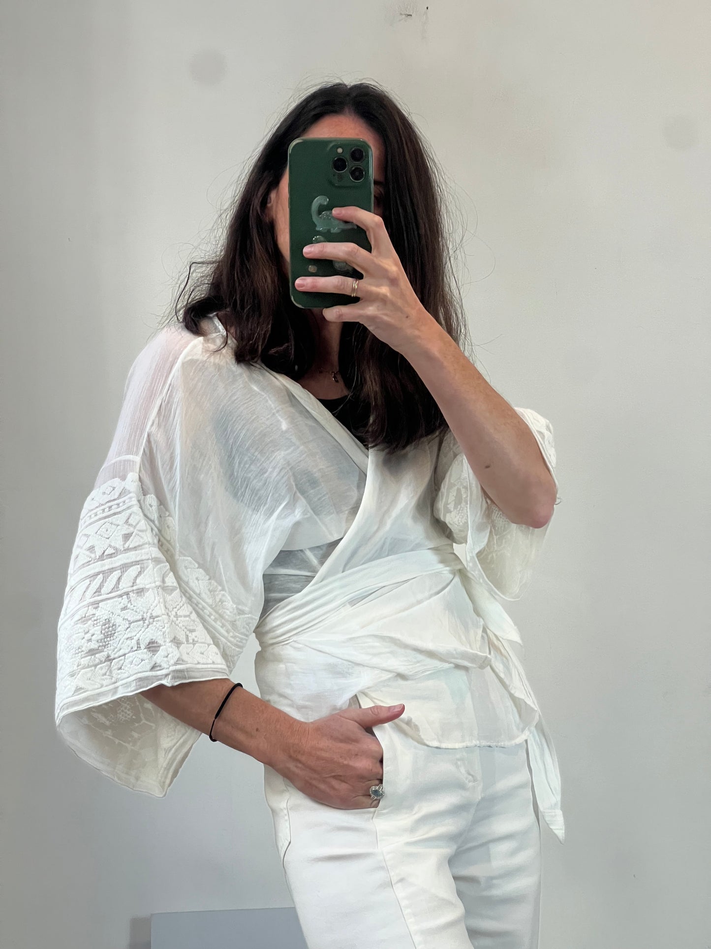 MOTEL. Blusa blanca cruzada con seda