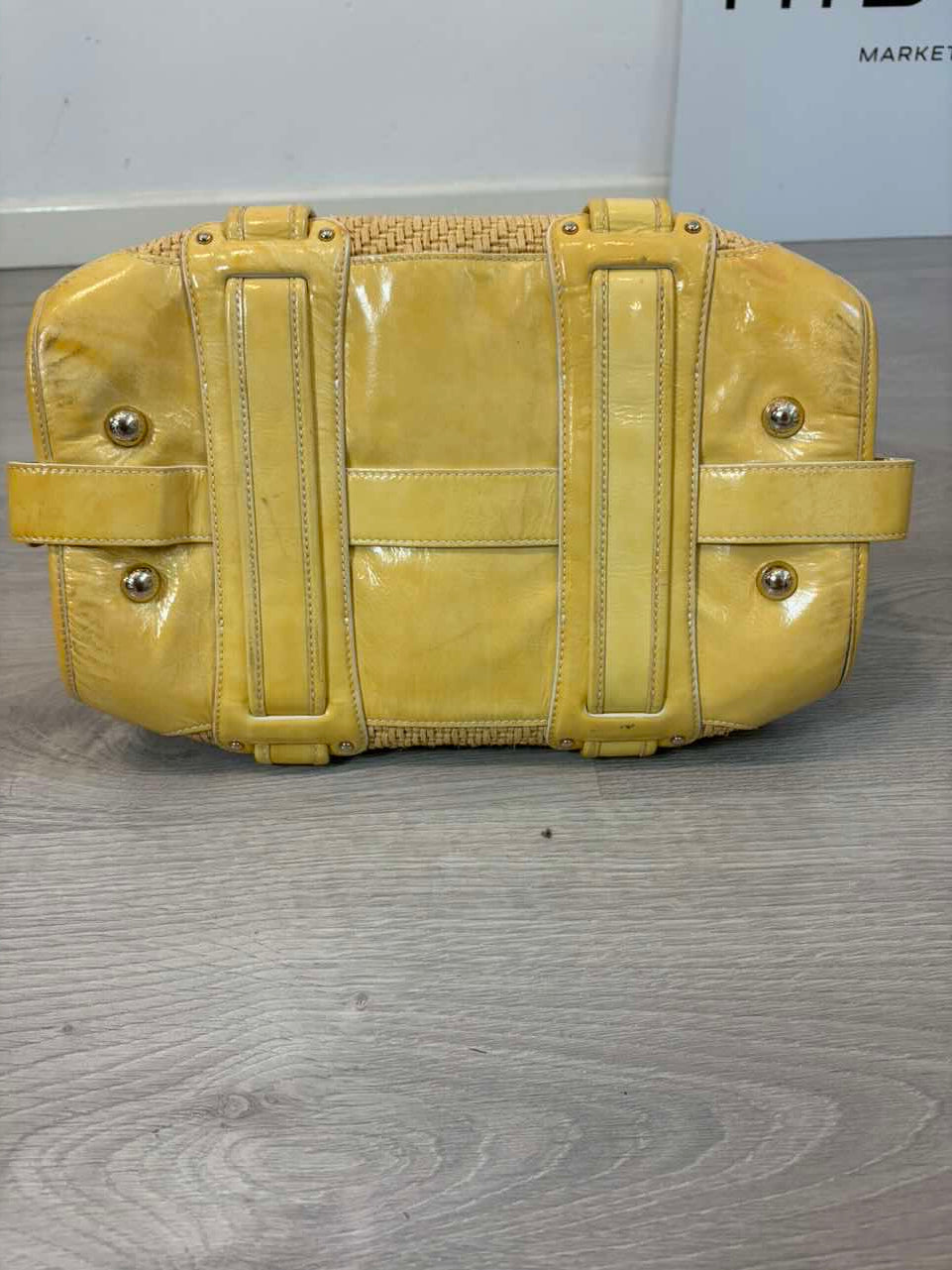 BALLY. Bolso amarillo doble textura