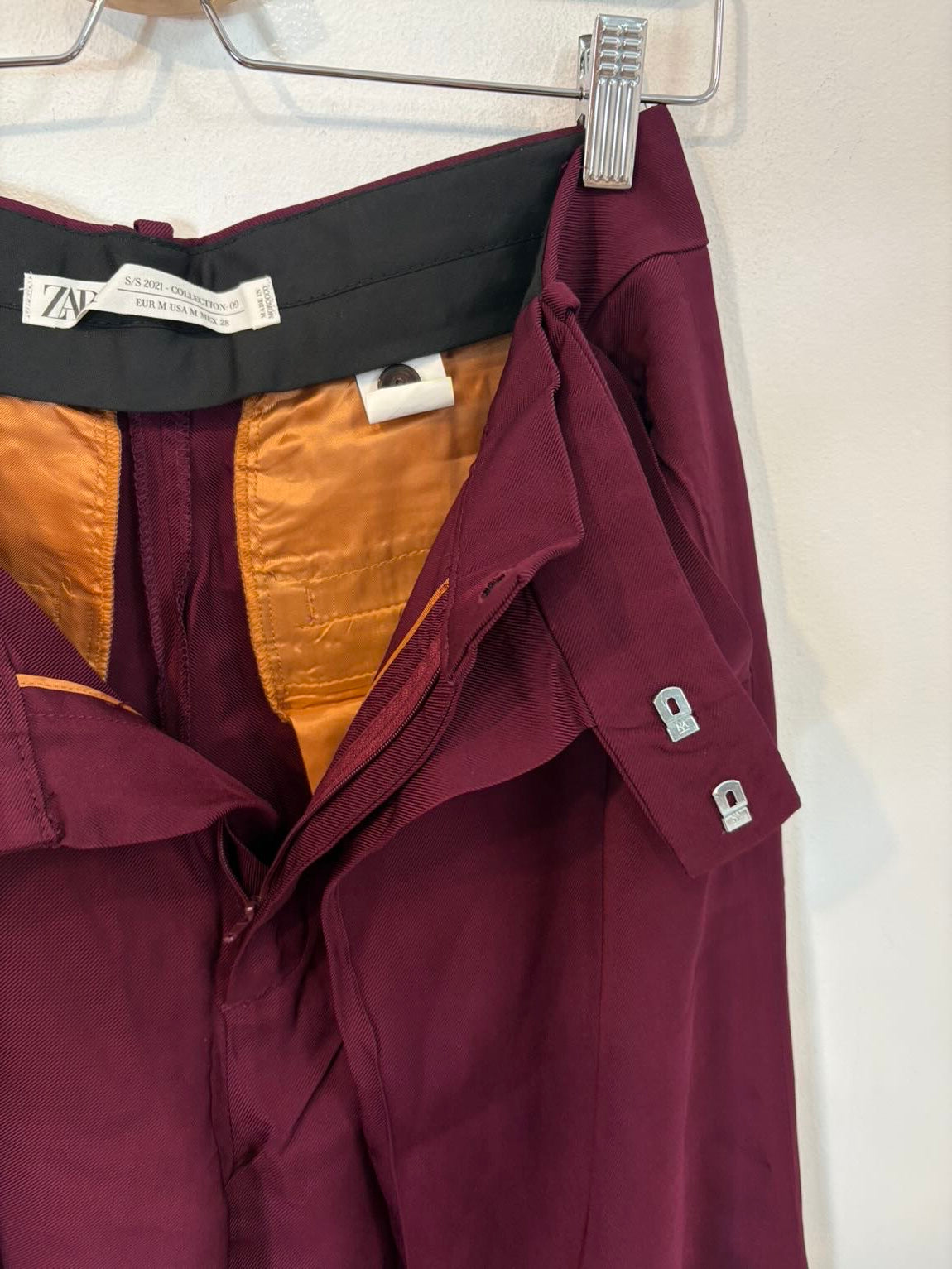 ZARA. Pantalón fluido burgundy pinzas