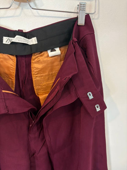 ZARA. Pantalón fluido burgundy pinzas