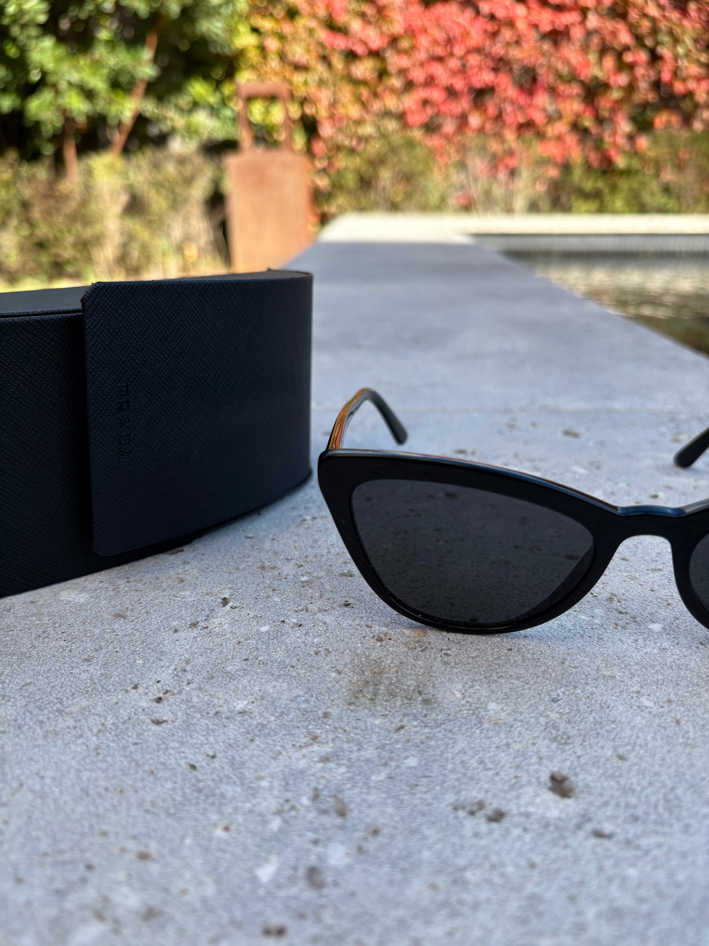 PRADA. Gafas de sol negras