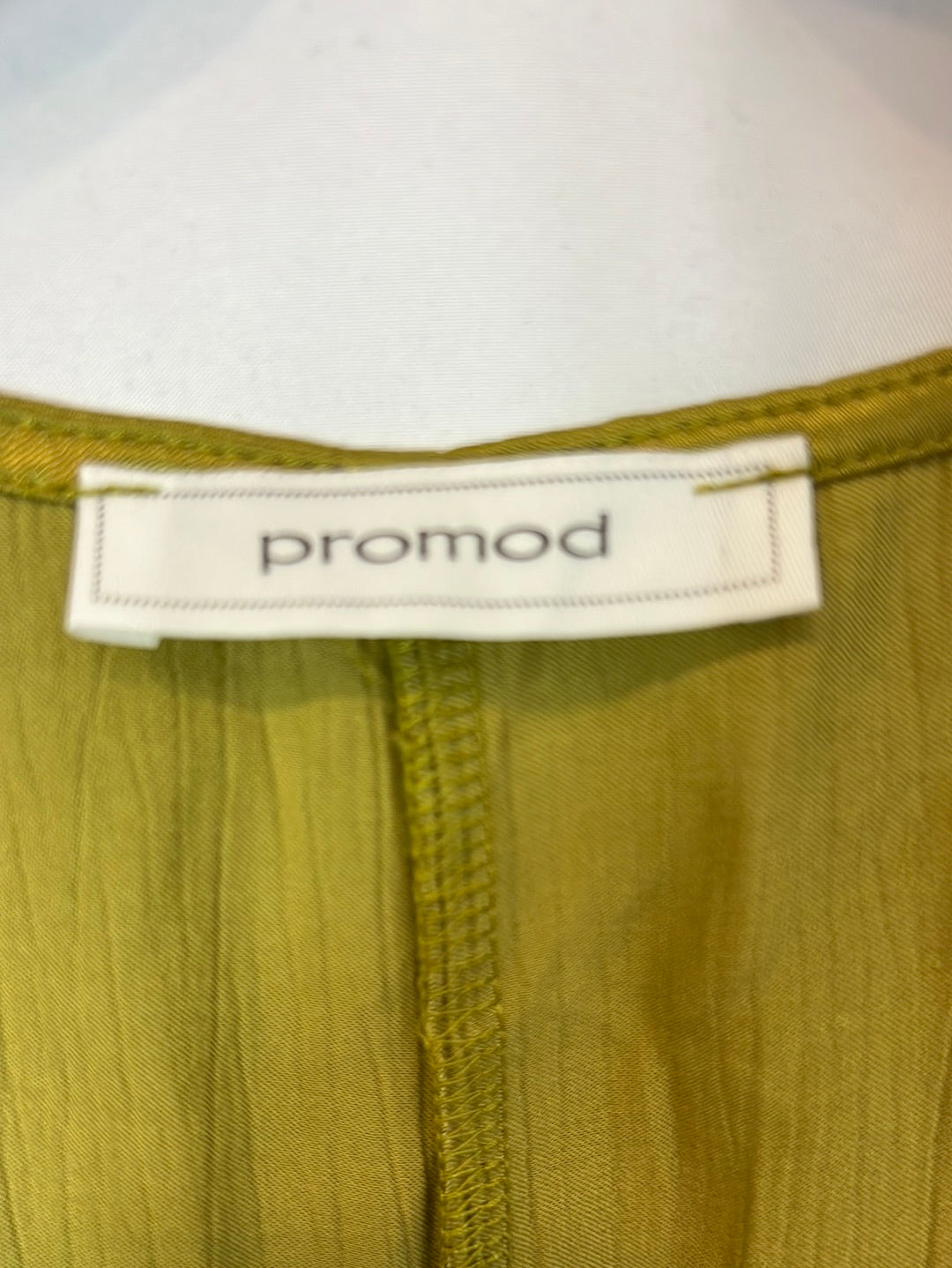 PROMOD. Vestido midi verde cruzado. T 46