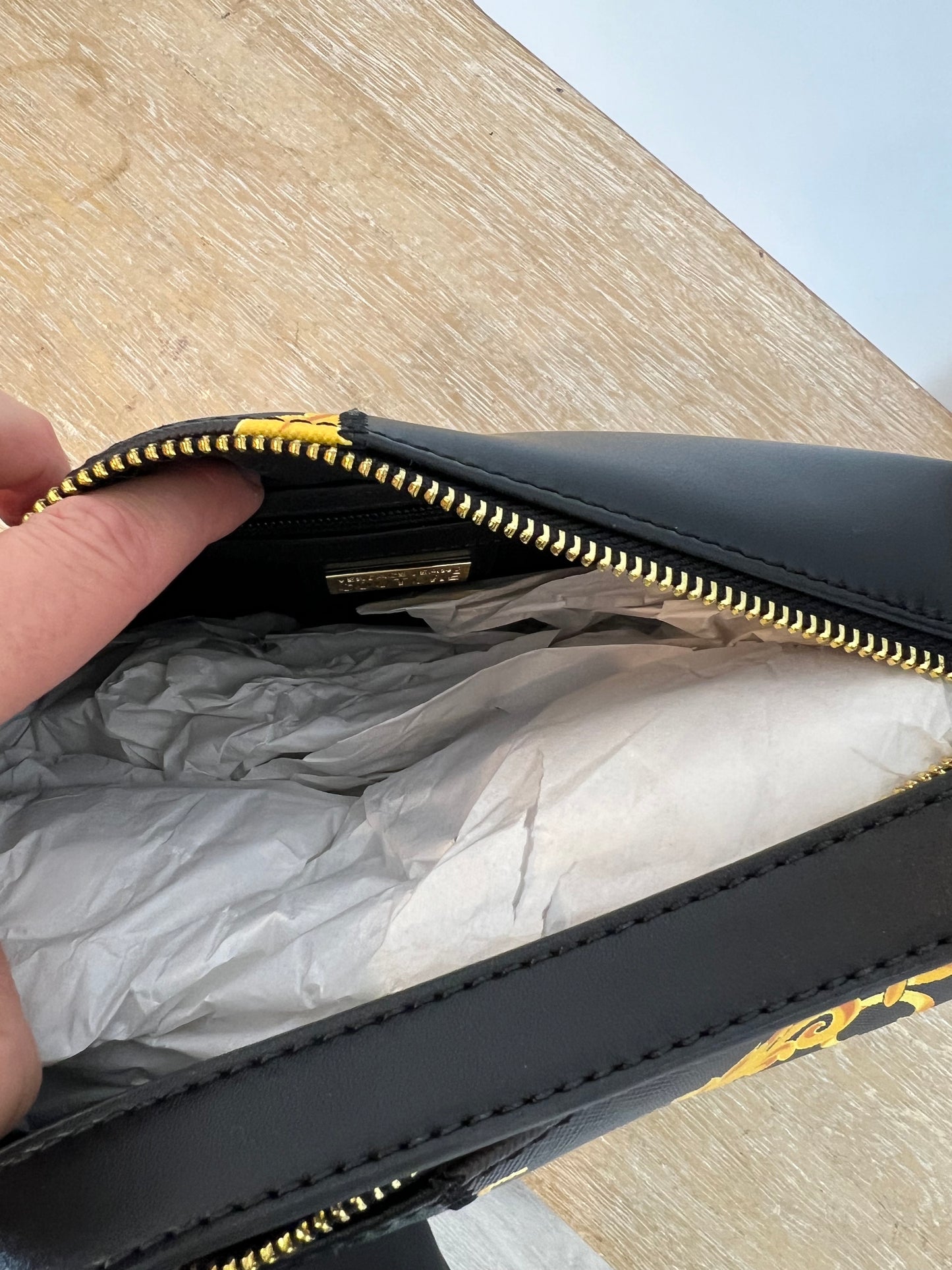 VERSACE JEANS COUTURE. Bolso negro detalle logo