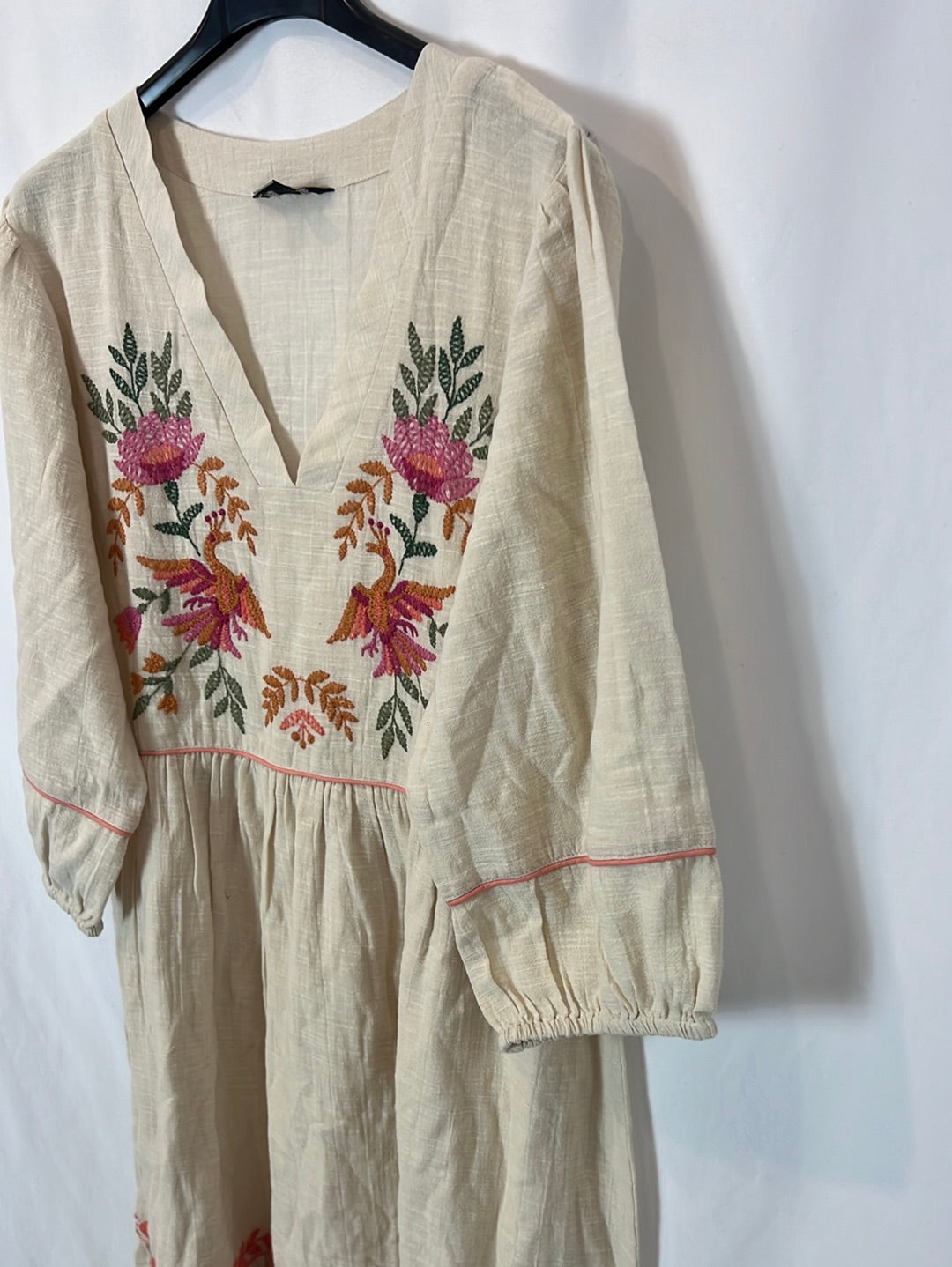 CORTEFIEL. Beige embroidered Ts dress