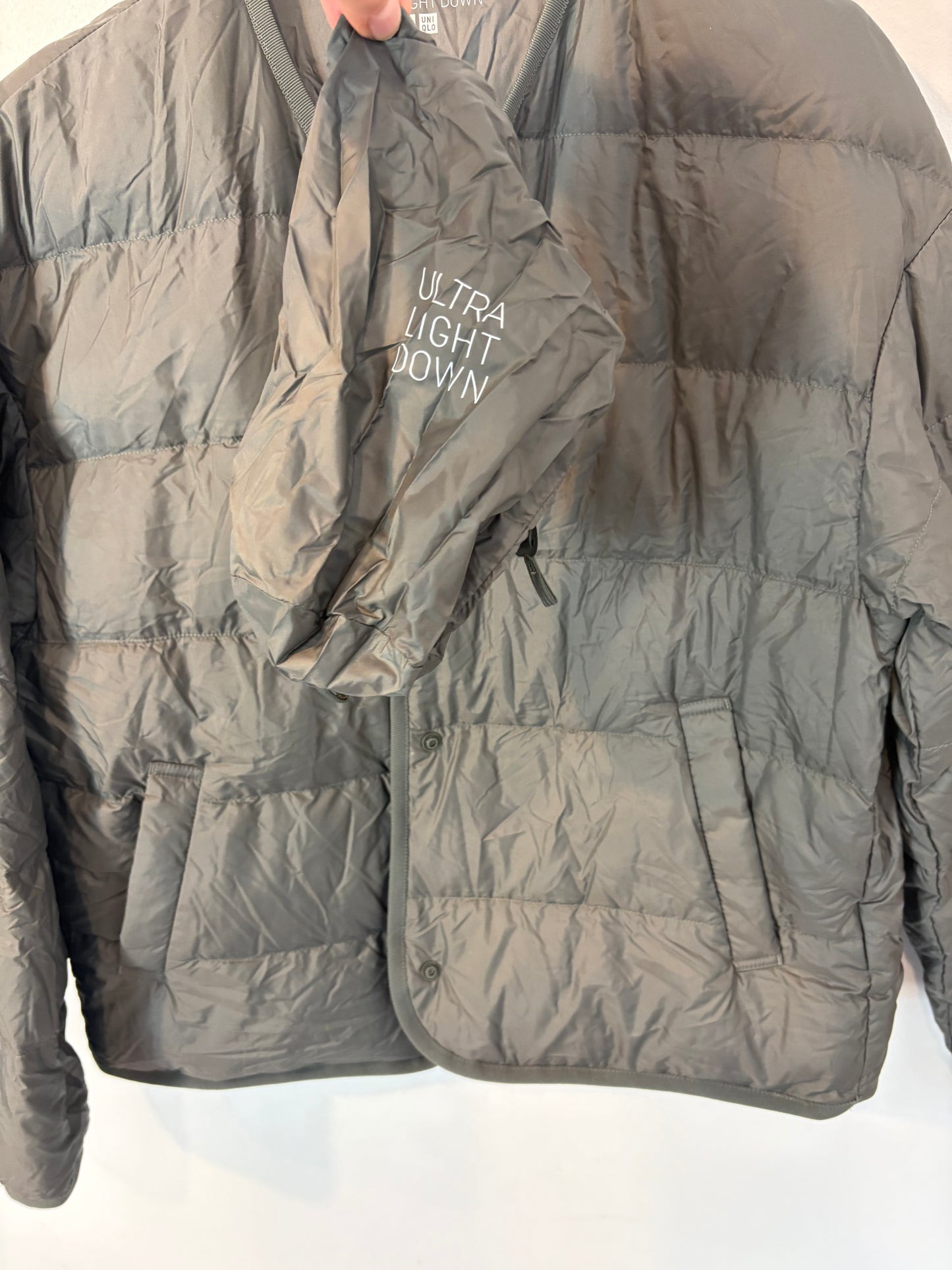 UNIQLO. Chaqueta plumas ultraligera verde
