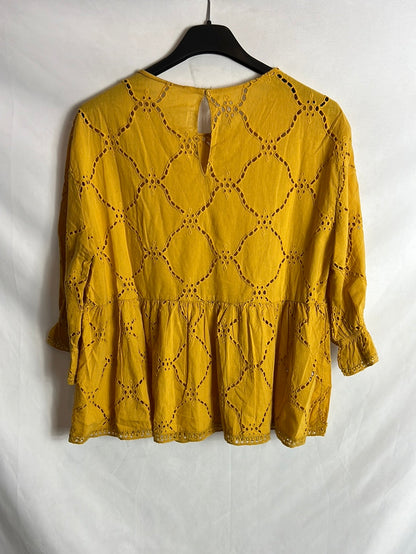 OTRAS. Blusa mostaza troquelada. TM