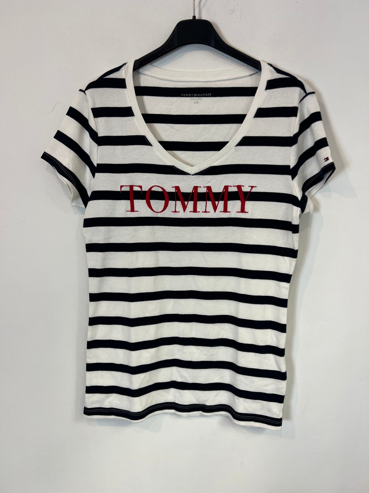 TOMMY  HILFIGUER. Camiseta rayas letras bordadas. T L