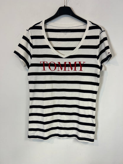 TOMMY  HILFIGUER. Camiseta rayas letras bordadas. T L