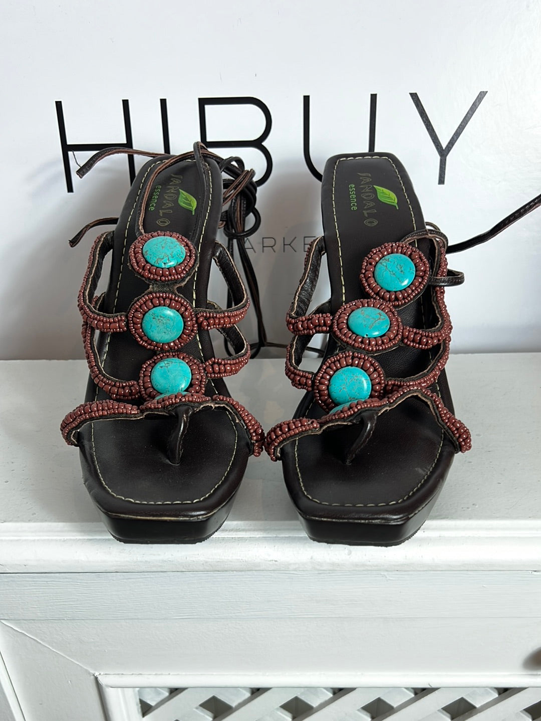 SANDALO ESSENCE. Sandalia marrón detalles pedrería azules . T 39