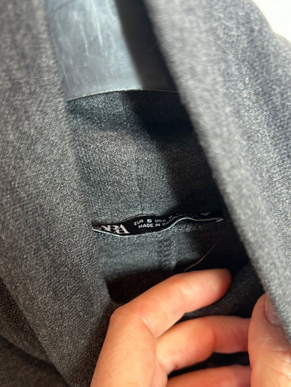 ZARA. Vestido corto gris cuello alto. T S