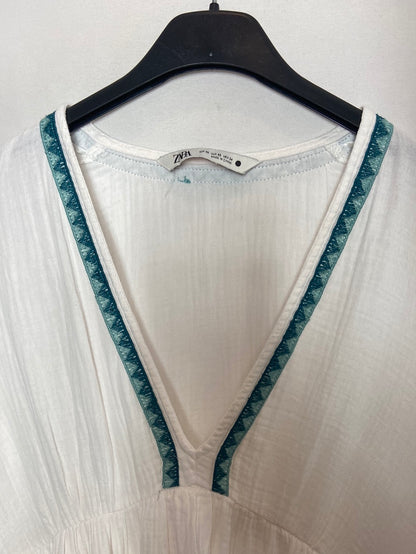 ZARA. Vestido blanco bordado T.XS