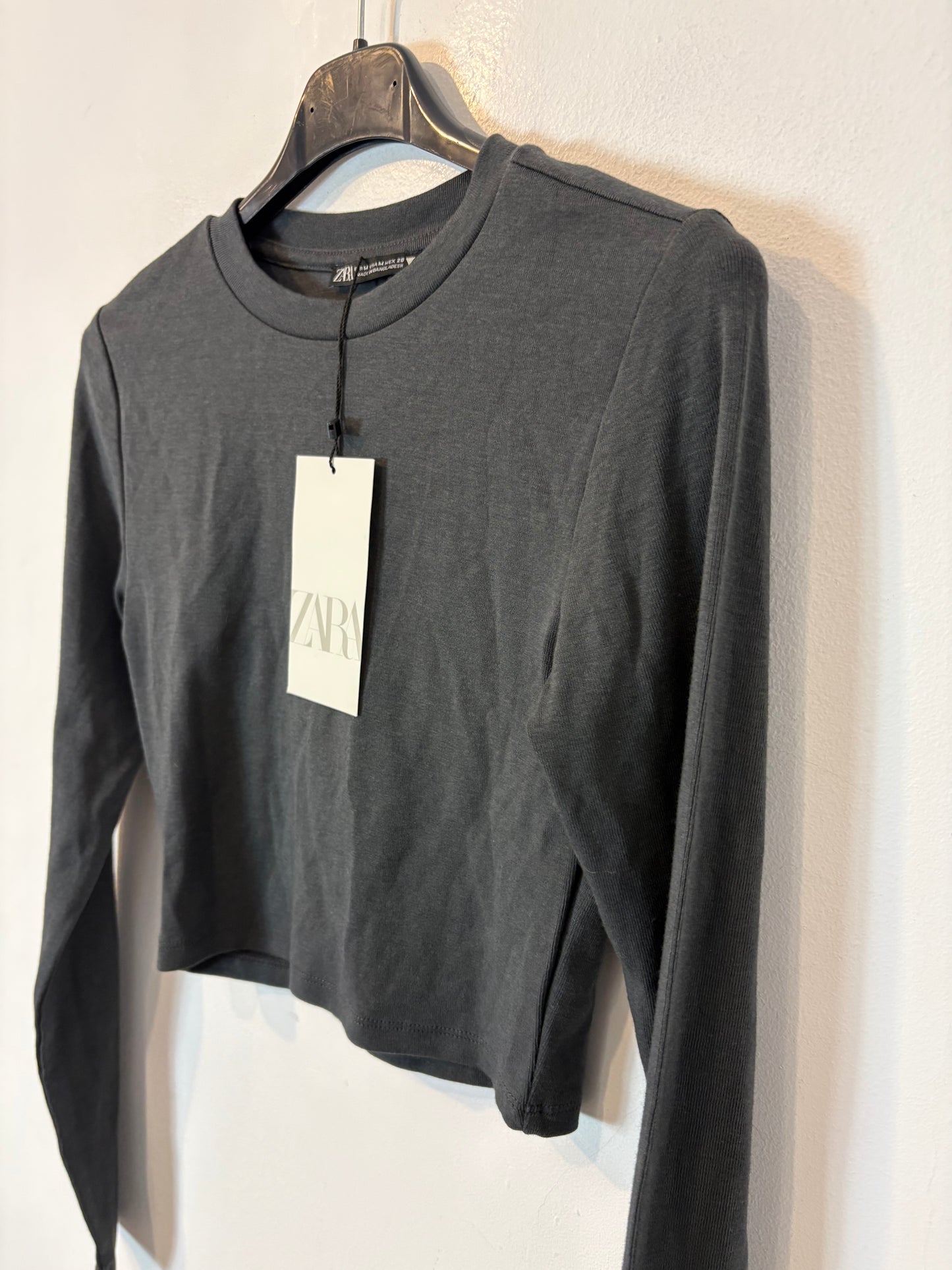 ZARA. Camiseta gris manga larga