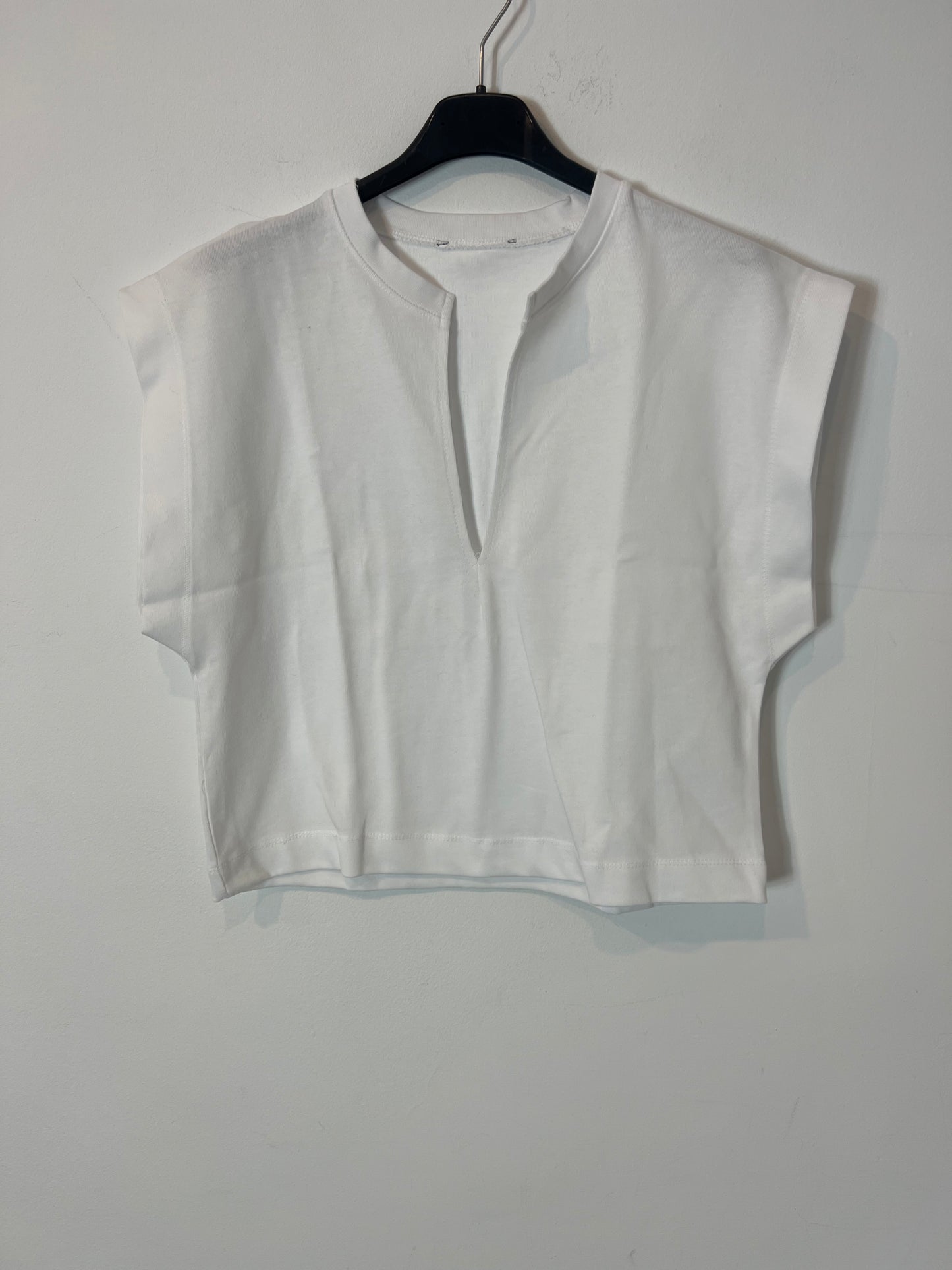 OTHERS. White low-cut t-shirt. TS