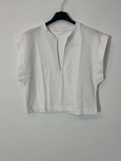 OTHERS. White low-cut t-shirt. TS