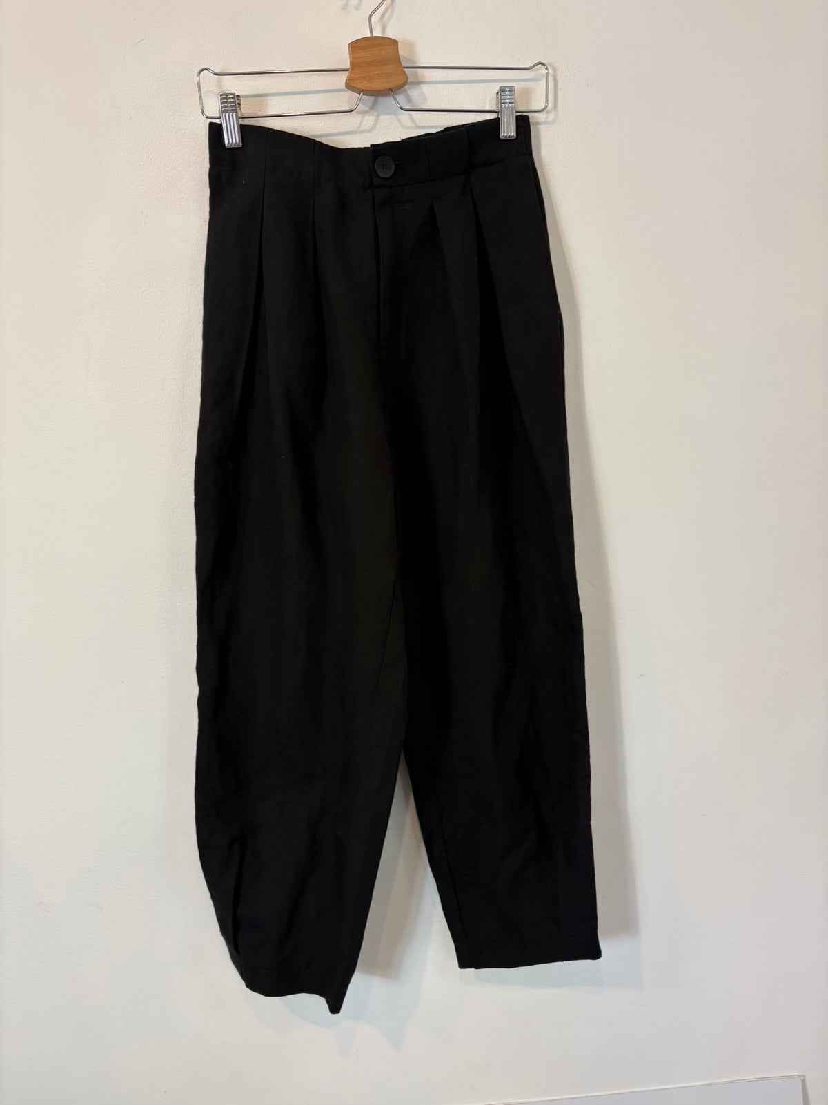 ZARA. Pantalón negro con lino