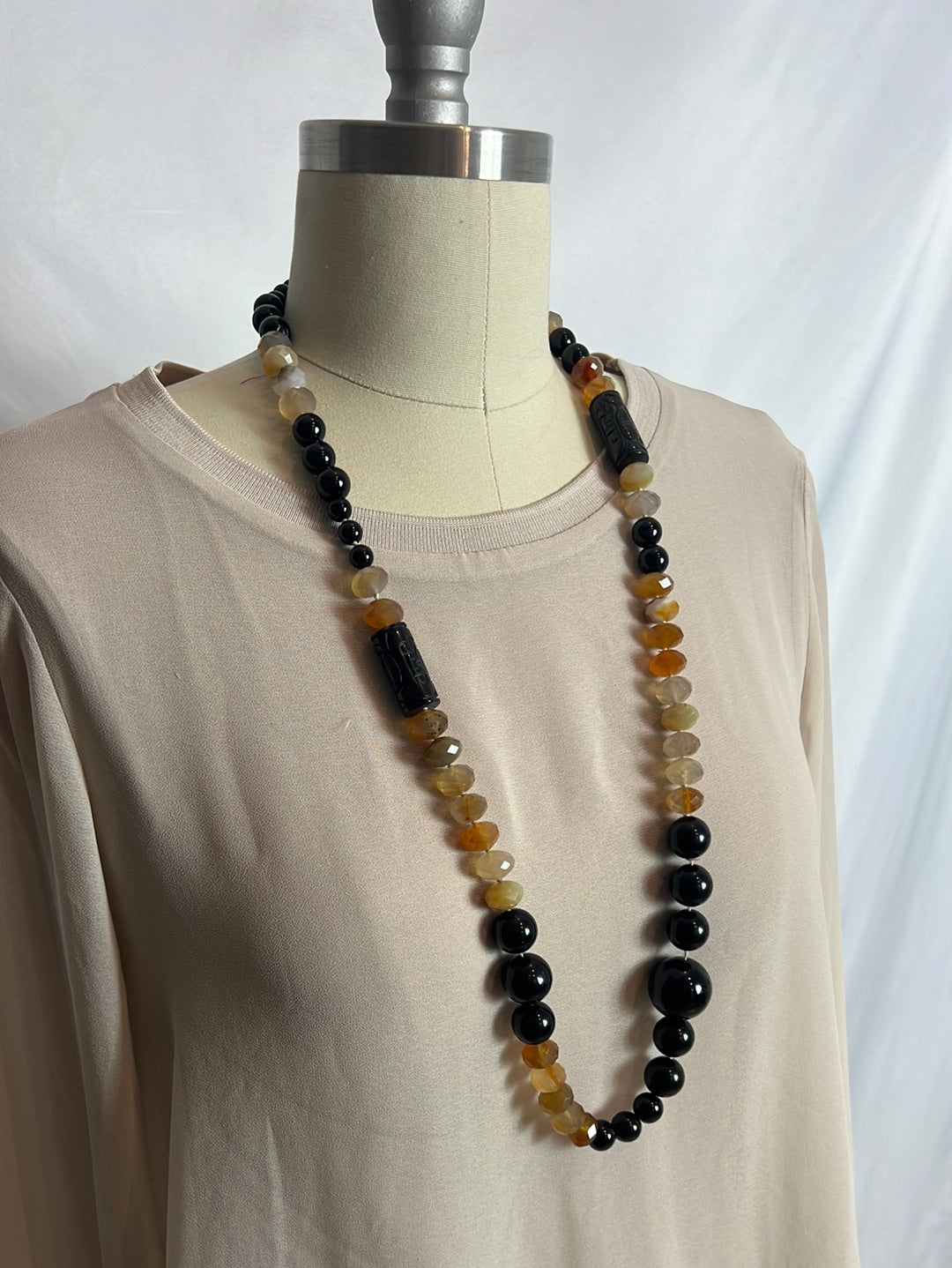 OTRAS. Collar bolas y piedras