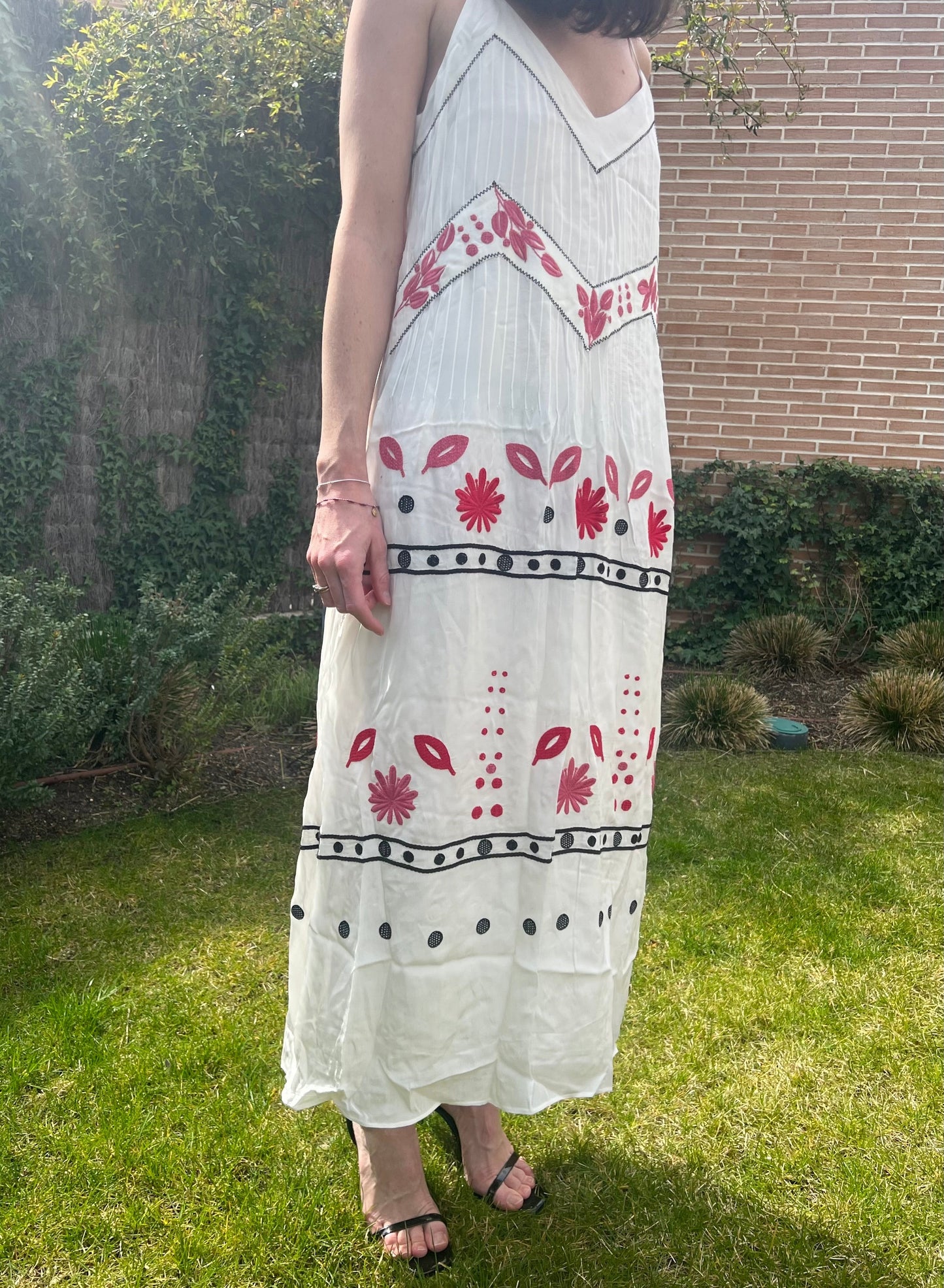 IS COMING. Vestido blanco bordado T.m