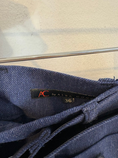 AC by ALBA CONDE. Pantalón azul espiga botones