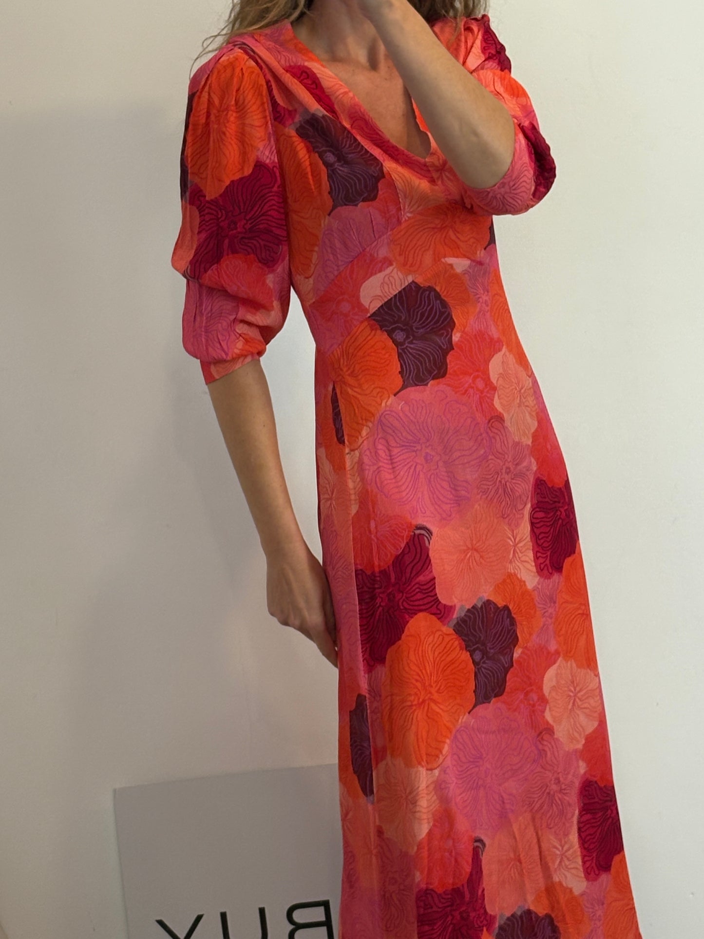 JUAN AVELLANEDA. Vestido largo estampado