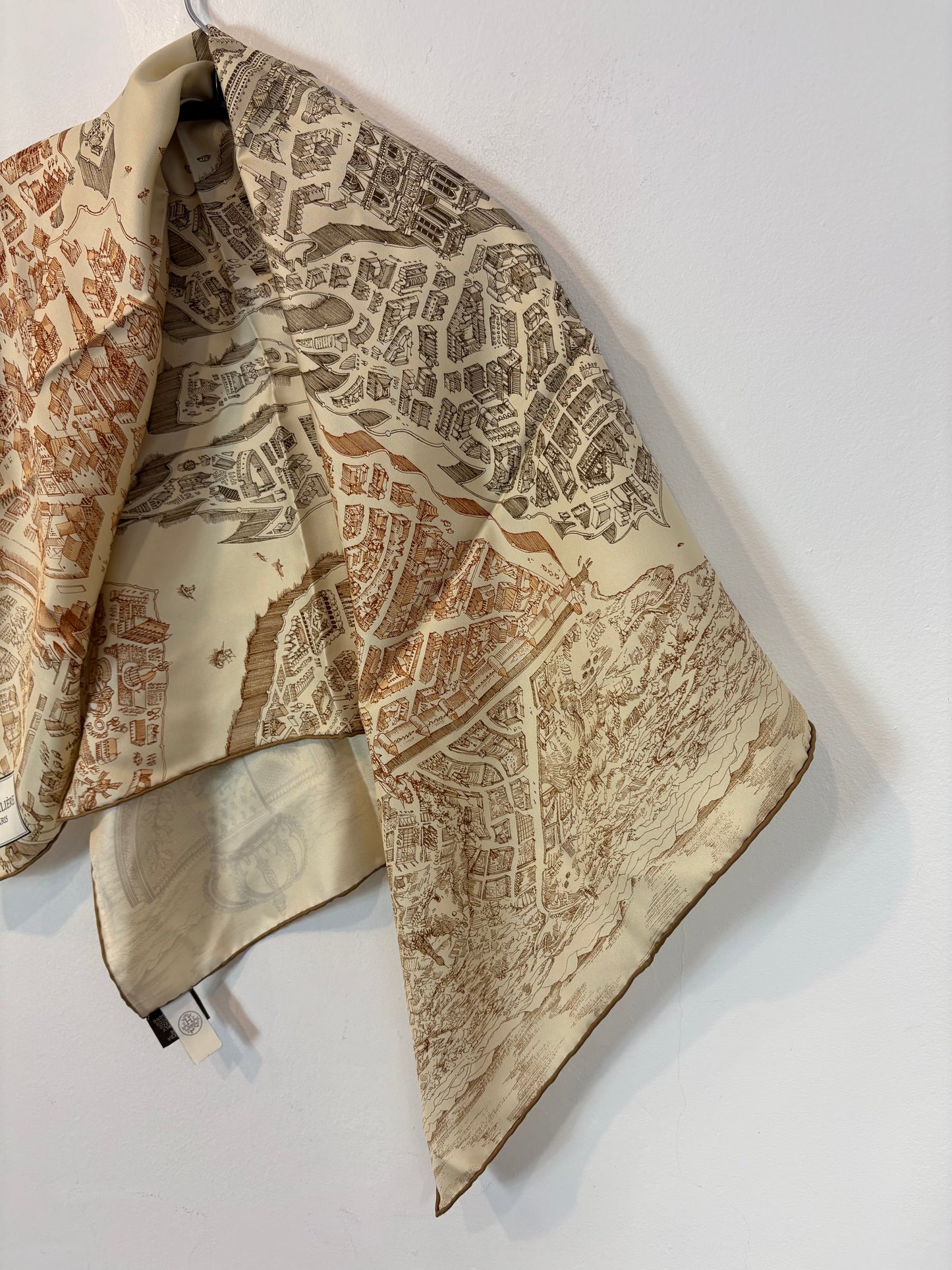 HERMÉS. Pañuelo seda La Cité Cavaliére