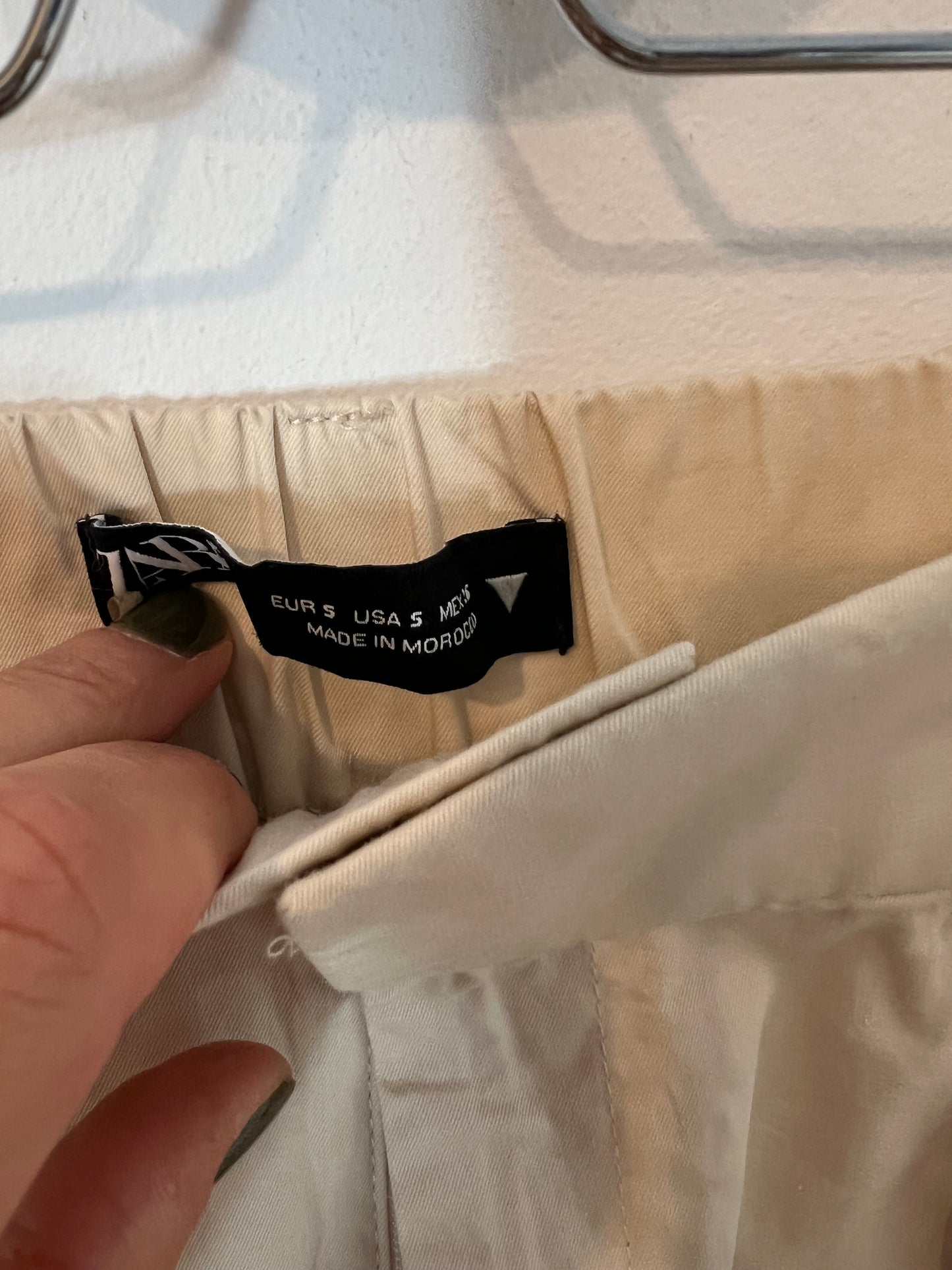 ZARA. Pantalones beige efecto falda. T S