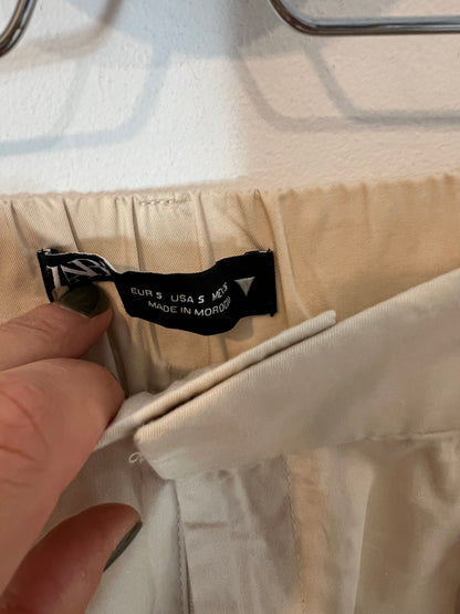 ZARA. Pantalones beige efecto falda. T S