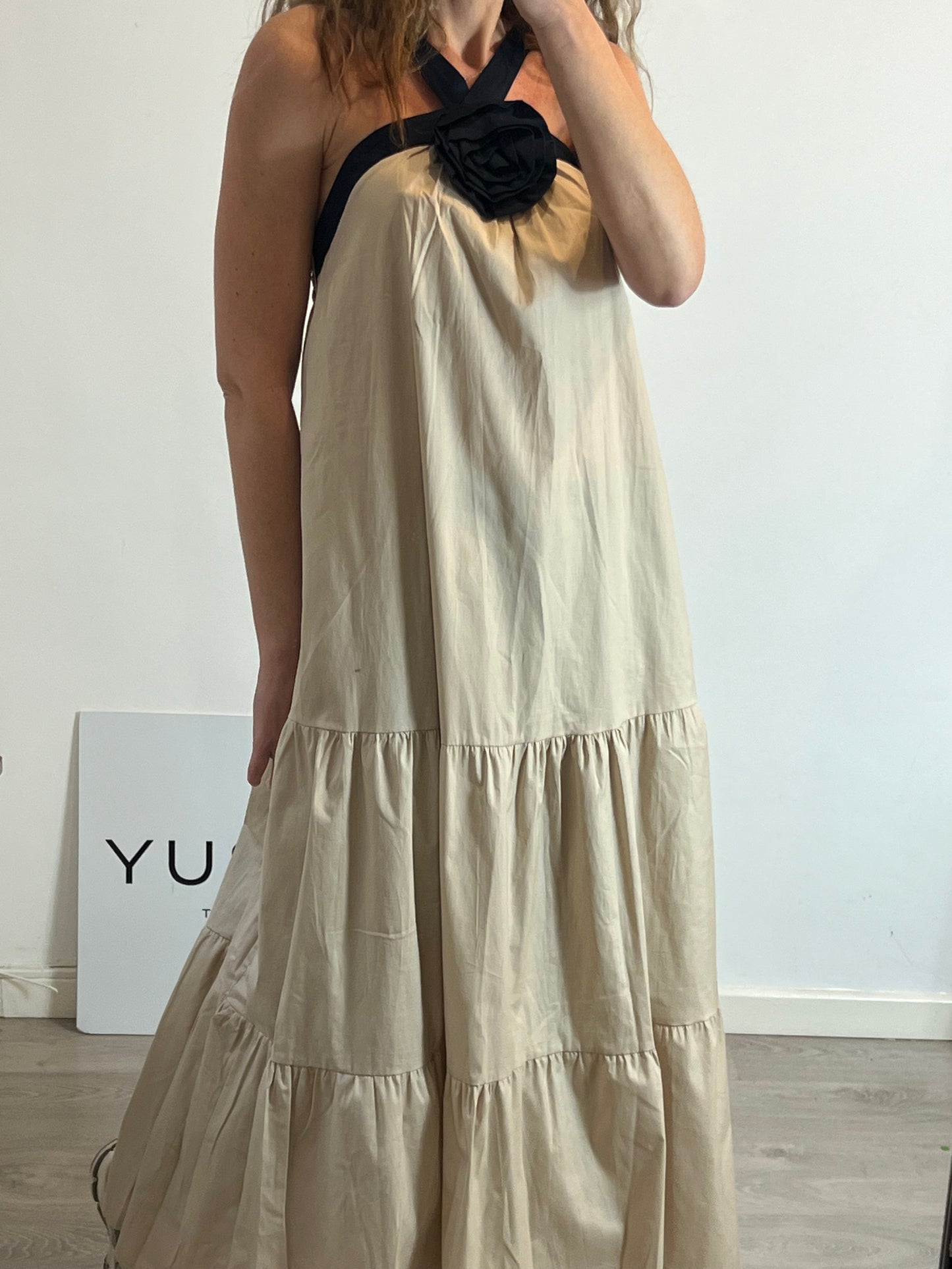 OTRAS. Vestido largo beige halter flor. T S/M