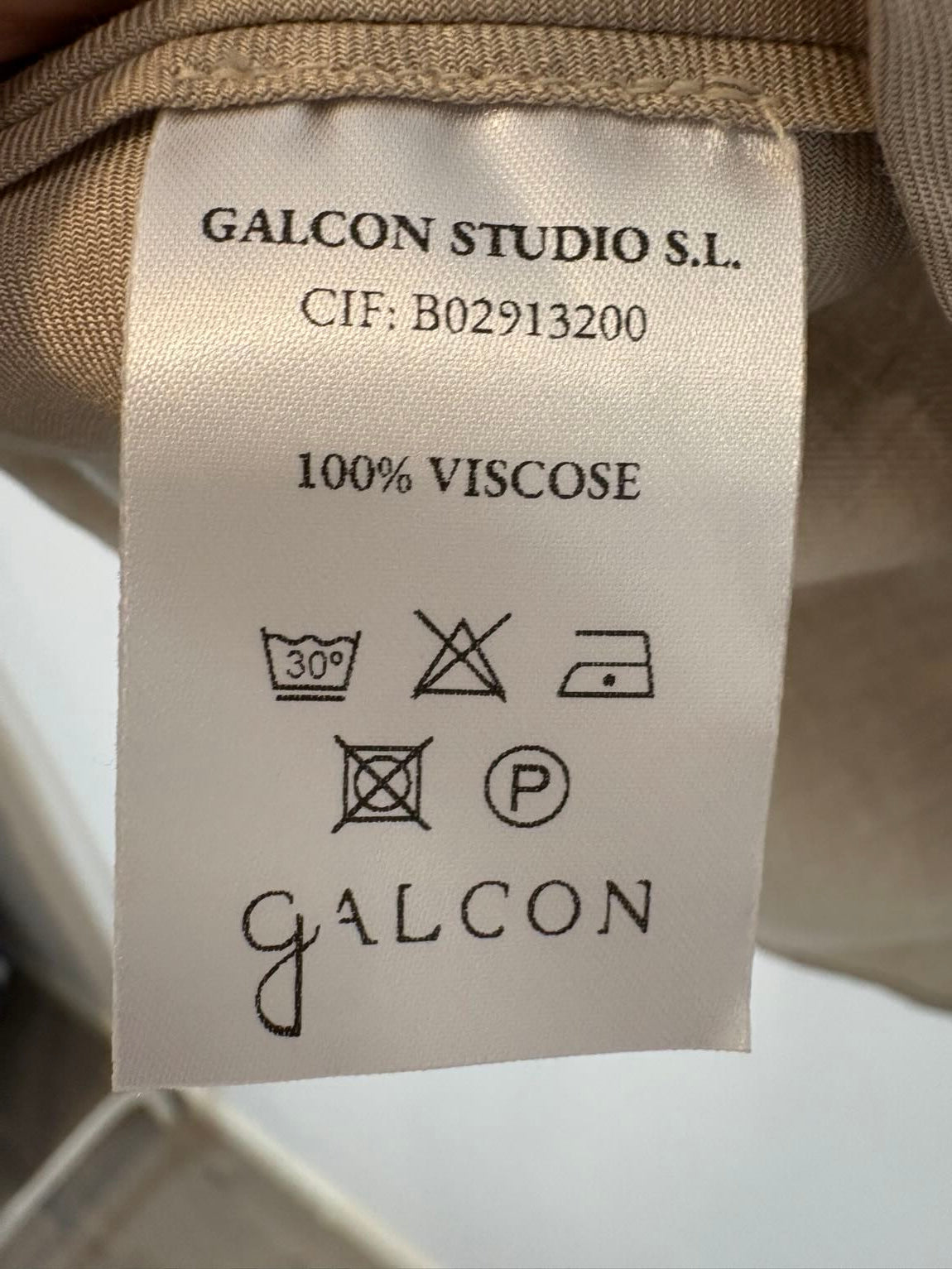 GALCON. Blusa beige fluida asimetrica
