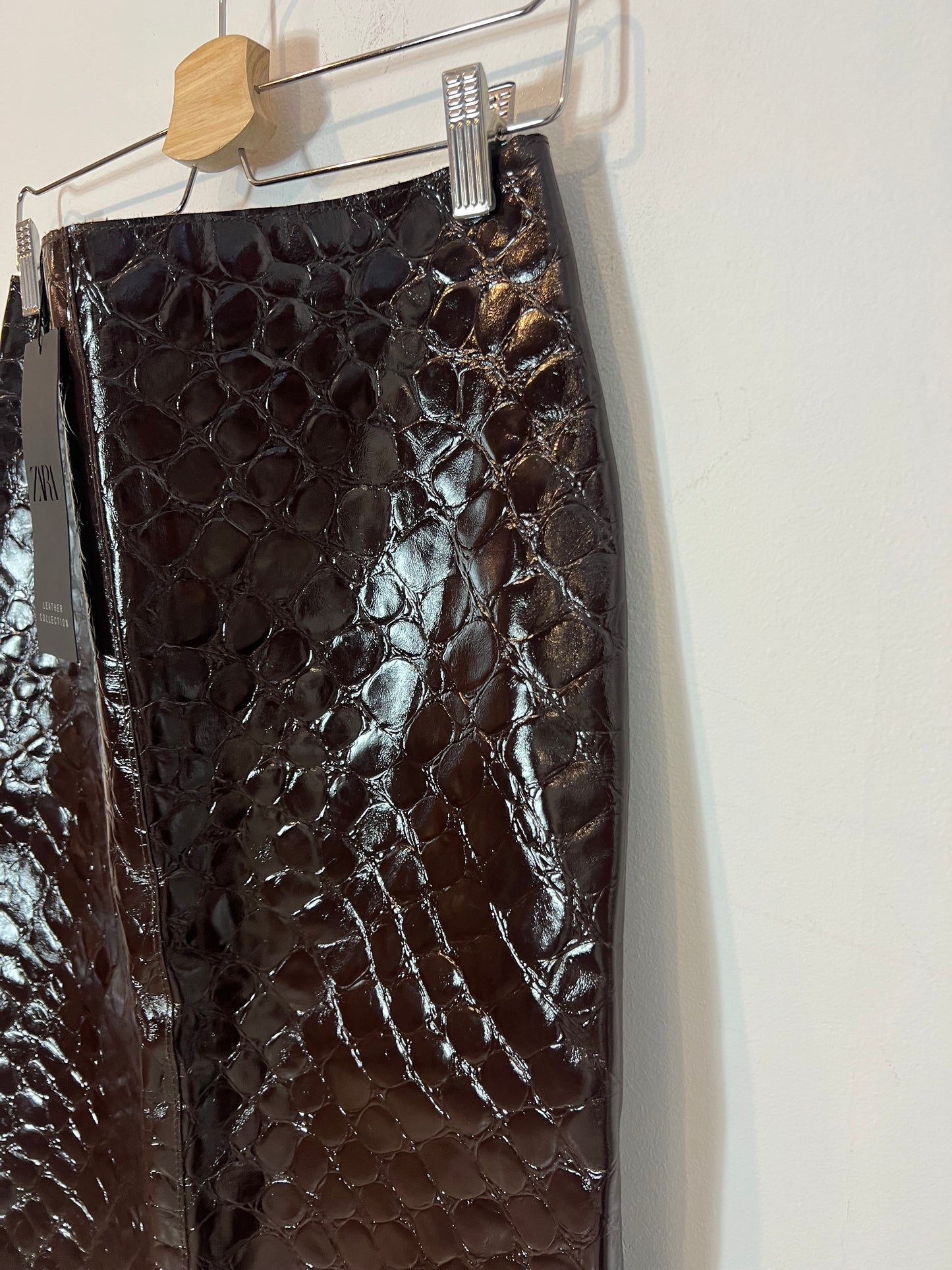 ZARA. Falda piel marrón brillante T.s