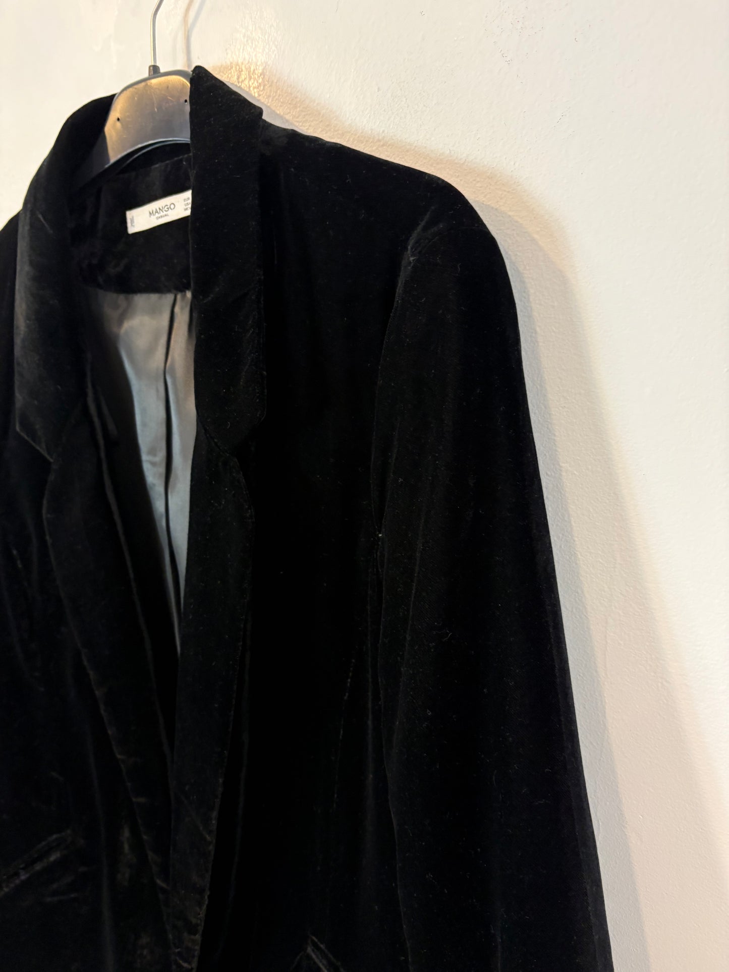 MANGO. Blazer negra terciopelo