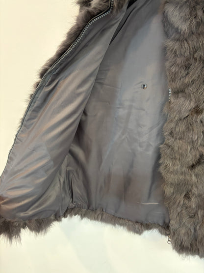 OTRAS. Chaleco pelo natural gris