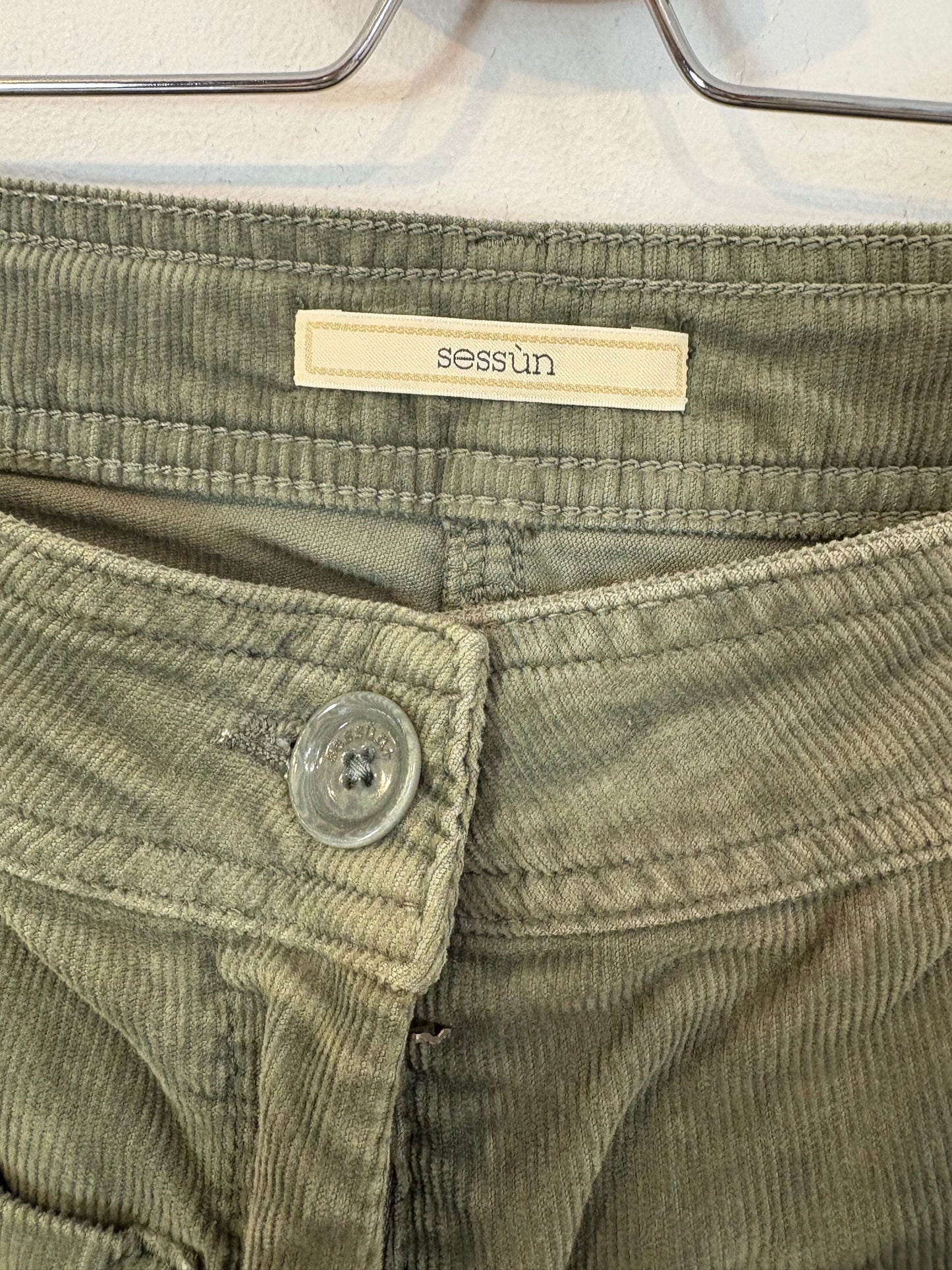 SESSÚN. Pantalón verde pana. T 36