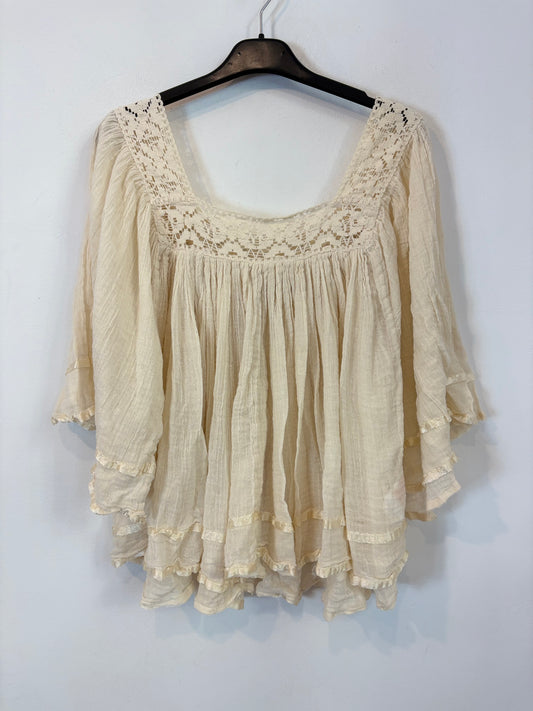 OTRAS. Blusa beige algodón detalle escote. T S