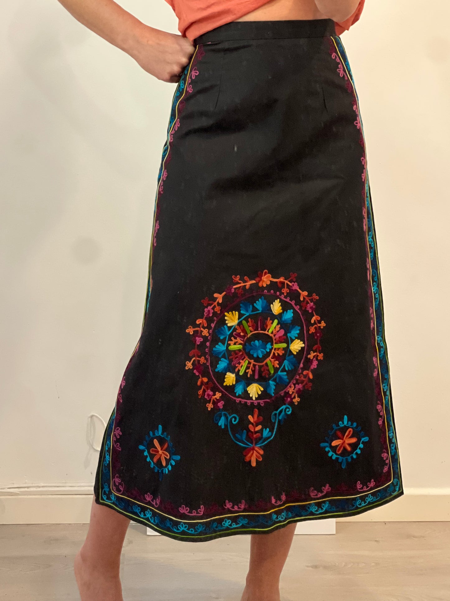 IQ COLLECTION. Ts embroidered black midi skirt