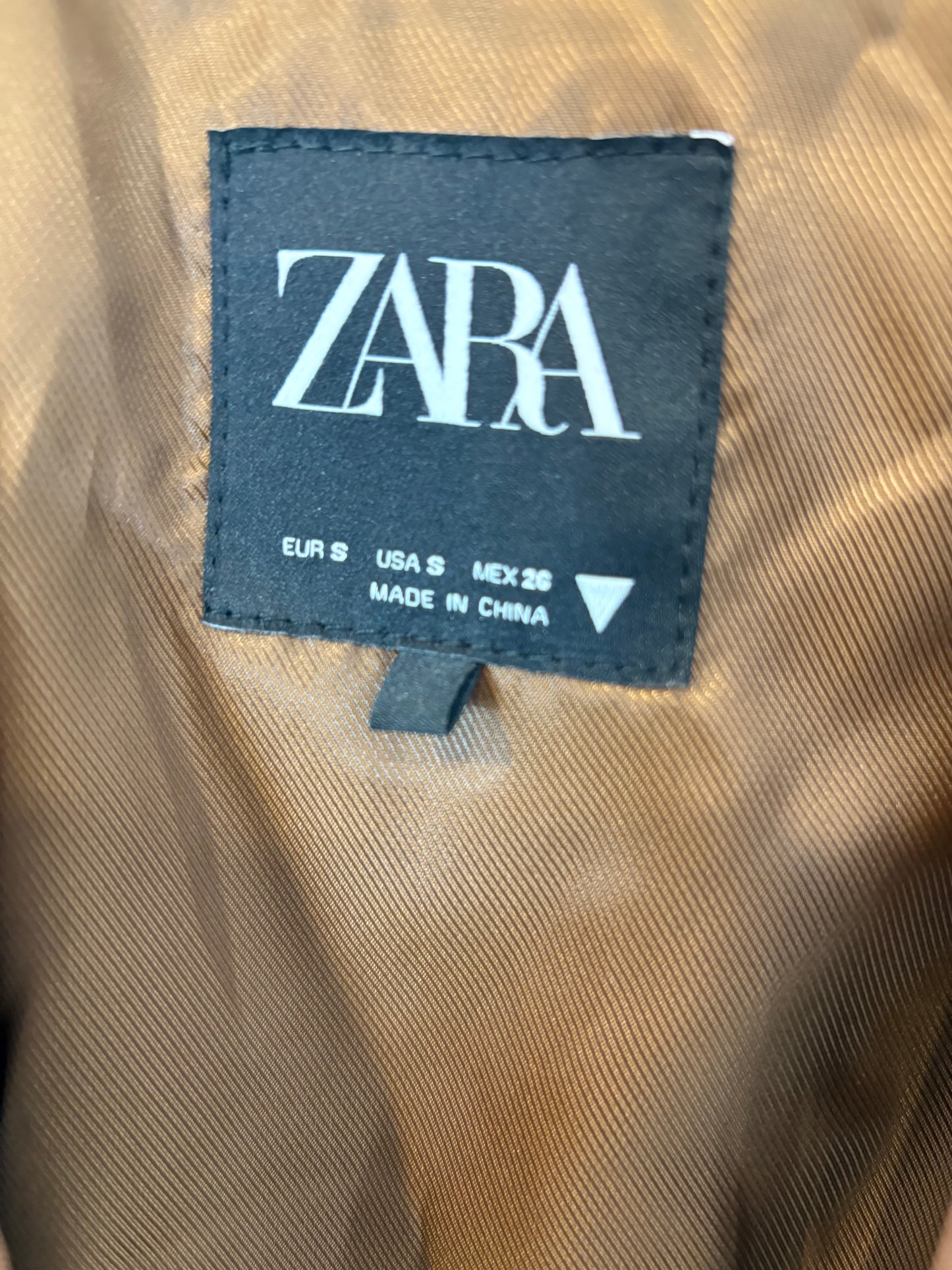 ZARA. Chaleco marrón abotonado