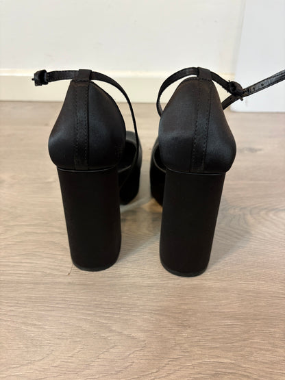 ZARA. Zapato negro plataforma. T 38