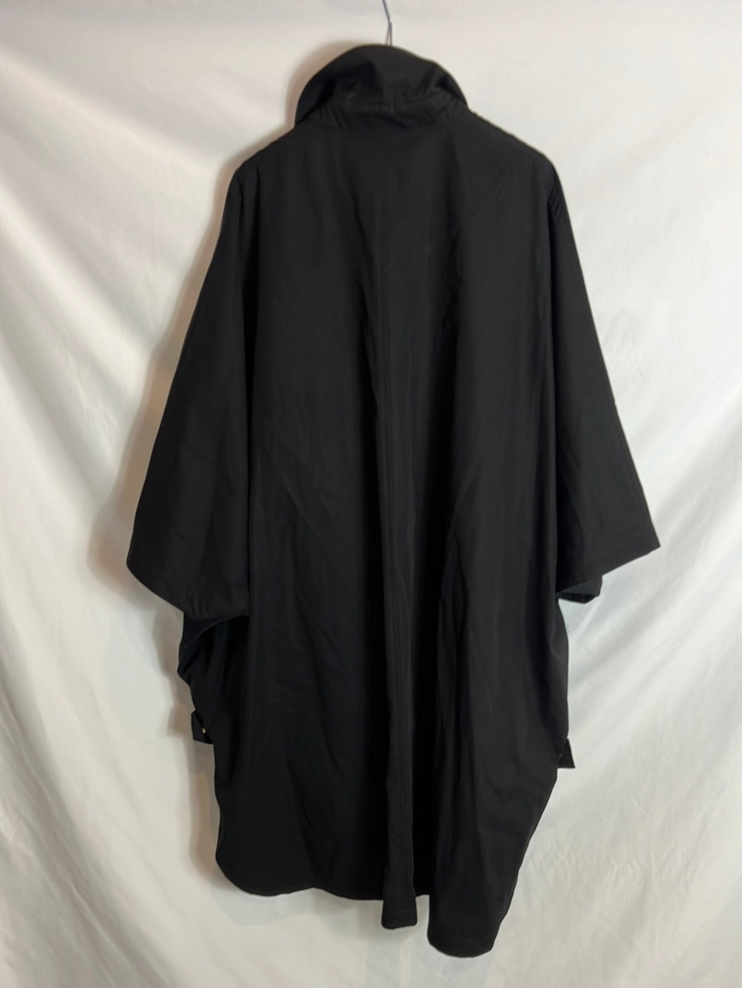 MASSIMO DUTTI. Capa/gabardina negra T.m