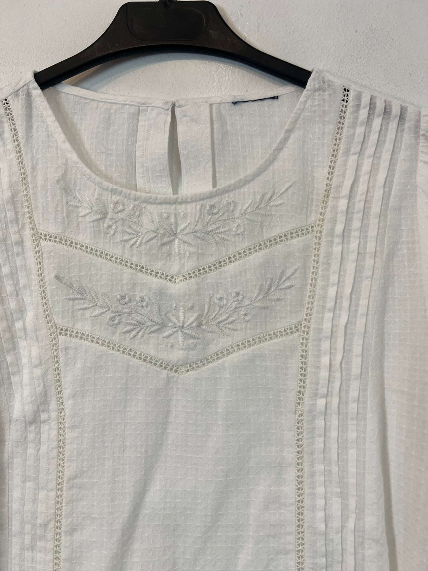 OTRAS. Blusa blanca bordada manga corta T.u(S)