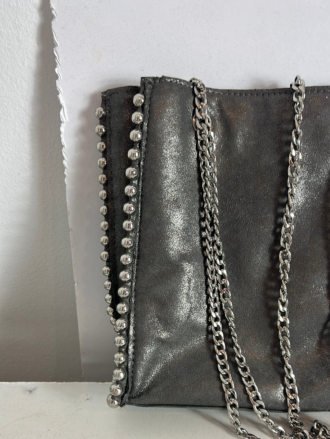 ZARA. Bolso gris tachuelas
