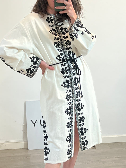 & OTHER STORIES CAPSULE. Vestido/kimono blanco bordado. T S