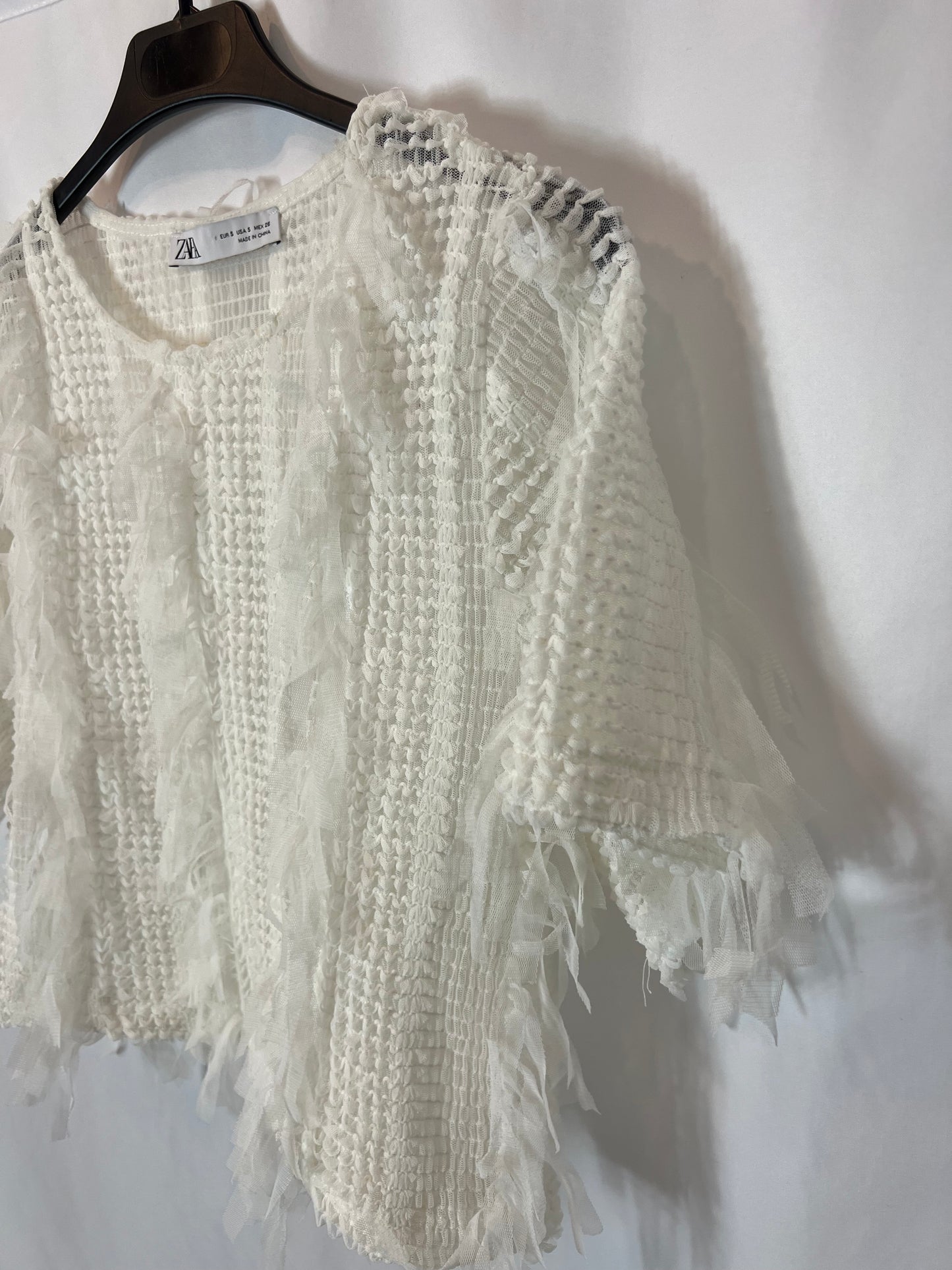 ZARA. Textured white top. TS